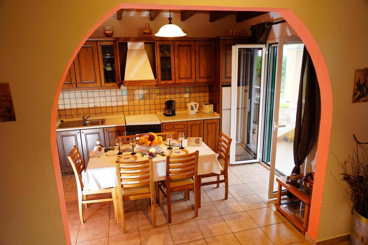 Stefanias Appartments Agios Matthaios  Экстерьер фото
