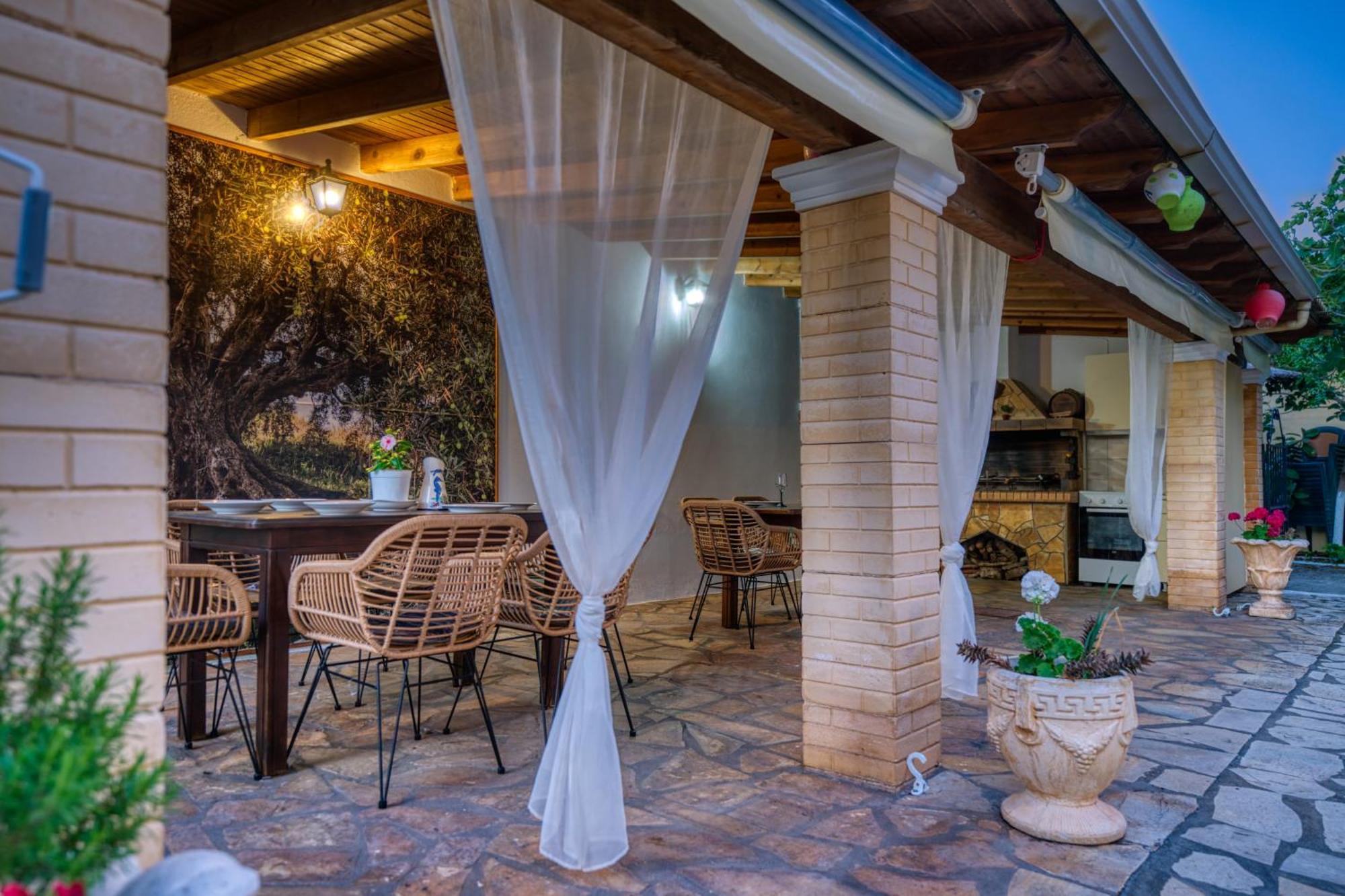 Stefanias Appartments Agios Matthaios  Экстерьер фото