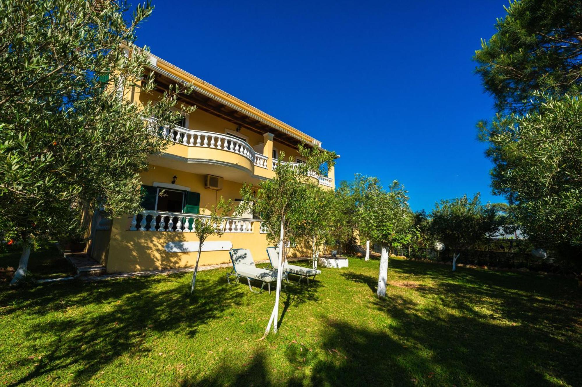 Stefanias Appartments Agios Matthaios  Экстерьер фото